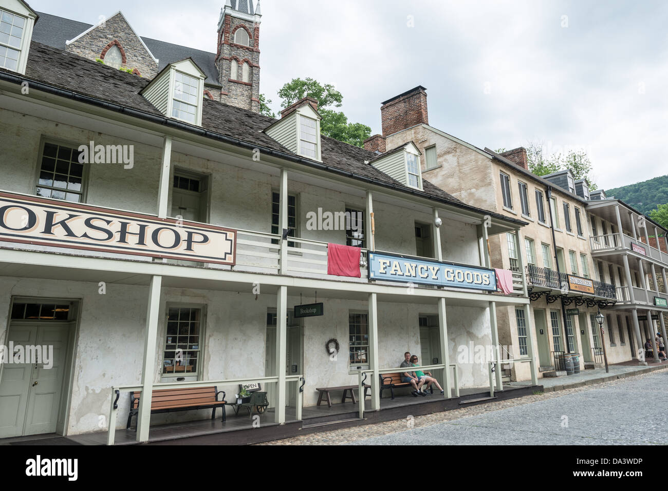 HARPERS FERRY, West Virginia, Vereinigte Staaten – Eine historische Straße in der Lower Town des Harpers Ferry National Historical Park zeigt erhaltene Architektur aus dem 19. Jahrhundert. Die sorgfältig restaurierten Gebäude, einst Häuser und Unternehmen, dienen heute als Museen und Ausstellungen und bieten Besuchern einen Einblick in das Leben in der Zeit vor dem Bürgerkrieg und in der Zeit des Vorkriegs in dieser bedeutenden amerikanischen Stadt. Stockfoto