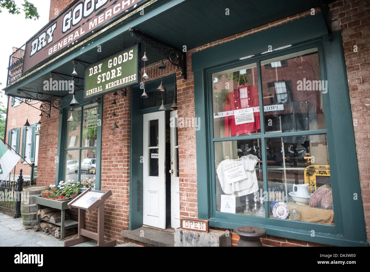 Harpers Ferry National Historical Park Dry Goods Store West Virginia // HARPERS FERRY, West Virginia, Vereinigte Staaten — Ein restaurierter Trockenwarenladen aus dem 19. Jahrhundert steht als Teil des lebendigen Museums im Harpers Ferry National Historical Park. Diese erhaltene Ladenfront, die typisch für den Handel aus der Zeit vor dem Bürgerkrieg ist, bietet Besuchern einen Einblick in den Alltag und die Konsumkultur dieser historisch bedeutenden Stadt vor und während des Bürgerkriegs. Stockfoto