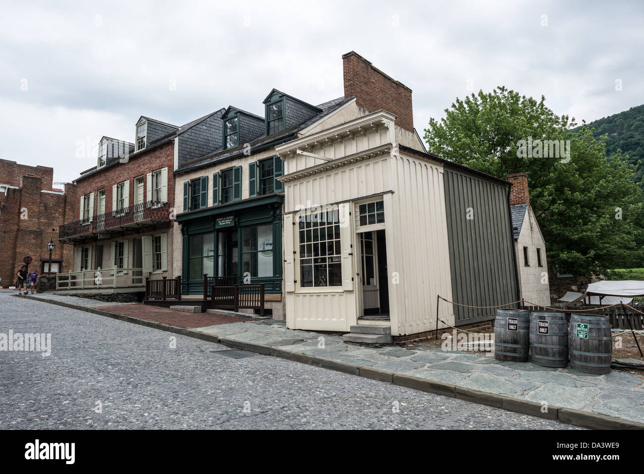 Harpers Ferry National Historical Park High Street West Virginia // HARPERS FERRY, West Virginia, Vereinigte Staaten – Ein Blick auf die High Street im historischen Viertel des Harpers Ferry National Historical Park. Die Straße zeigt gut erhaltene Architektur aus dem 19. Jahrhundert und bietet Besuchern einen Einblick in das Erscheinungsbild der Stadt während der Vorkriegszeit und des Bürgerkriegs. Stockfoto