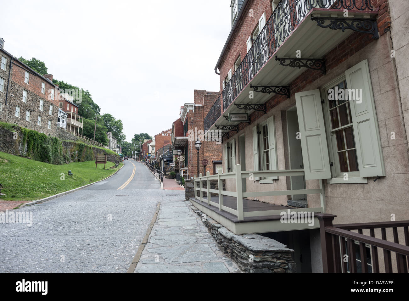 Harpers Ferry National Historical Park High Street West Virginia // HARPERS FERRY, West Virginia, Vereinigte Staaten – Ein Blick auf die High Street im historischen Viertel des Harpers Ferry National Historical Park. Die Straße zeigt gut erhaltene Architektur aus dem 19. Jahrhundert und bietet Besuchern einen Einblick in das Erscheinungsbild der Stadt während der Vorkriegszeit und des Bürgerkriegs. Stockfoto