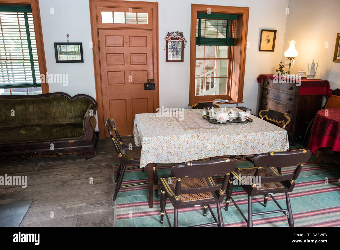 Harpers Ferry National Historical Park Historic House Interior West Virginia // HARPERS FERRY, West Virginia, Vereinigte Staaten — ein historisches Haus an der High Street im Harpers Ferry National Historical Park, das sorgfältig mit historischen Möbeln und Gegenständen dekoriert ist. Dieses erhaltene Haus aus dem 19. Jahrhundert dient als Museumsausstellung und bietet Besuchern einen authentischen Einblick in das häusliche Leben in der Zeit vor dem Bürgerkrieg und vor dem Bürgerkrieg. Stockfoto