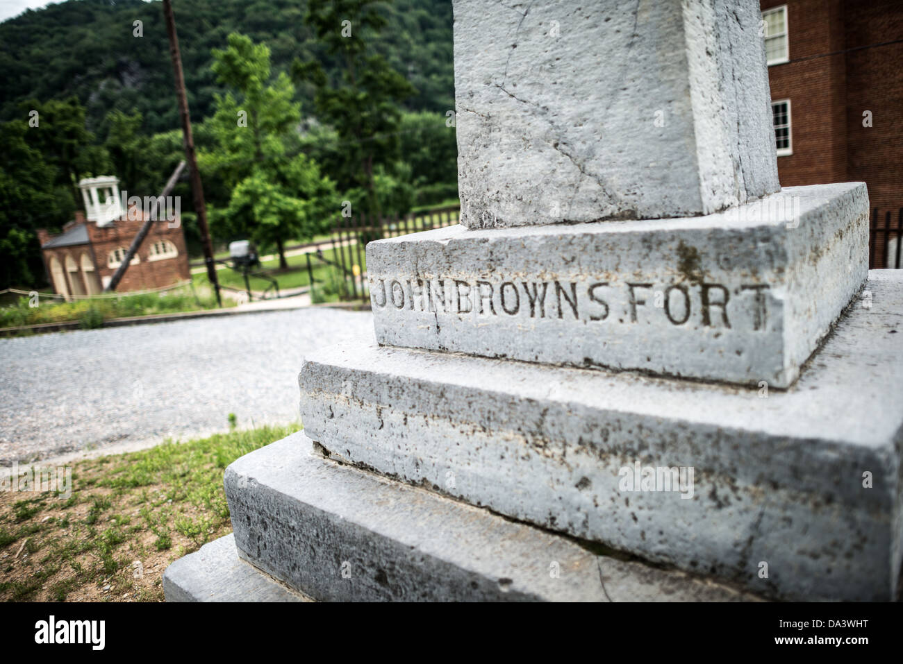 John Brown Monument Harpers Ferry West Virginia // HARPERS FERRY, West Virginia, Vereinigte Staaten — das John Brown Monument steht im Harpers Ferry National Historical Park und markiert die ursprüngliche Stätte von John Brown's Fort. Das Fort, das im Hintergrund sichtbar war, wurde verlegt, um es zu erhalten. Dieser Ort erinnert an Browns Angriff auf Harpers Ferry im Jahr 1859, ein zentrales Ereignis in der Abolitionistischen Bewegung und ein Katalysator für den Bürgerkrieg. Stockfoto