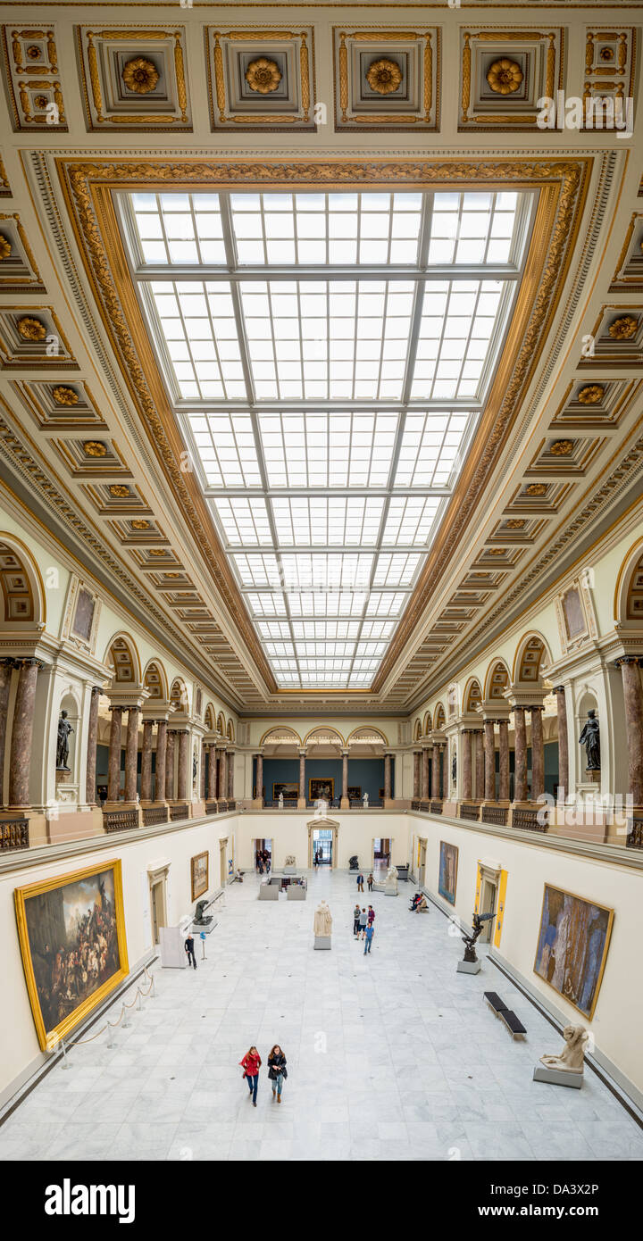 Brüssel, Belgien - Hochauflösende Panorama der Haupthalle der königlichen Museen der Schönen Künste in Belgien (Französisch, VTT royaux des Beaux-Arts de Belgique), eines der bekanntesten Museen in Belgien. Der Komplex besteht aus mehreren Museen, darunter antike Kunst Museum (XV-XVII Jahrhundert), das Museum für Moderne Kunst (XIX-XX Jahrhundert), die wiertz Museum, die meunier Museum und das der Magritte Museum. Stockfoto