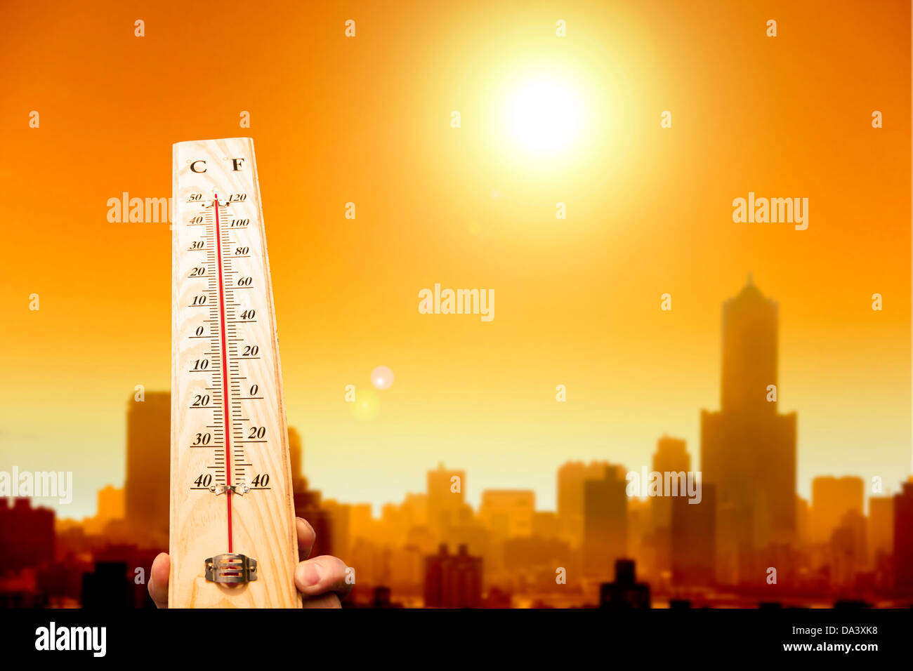 Hitzewelle in der Stadt und die Hand mit Thermometer für hohe Temperaturen Stockfoto