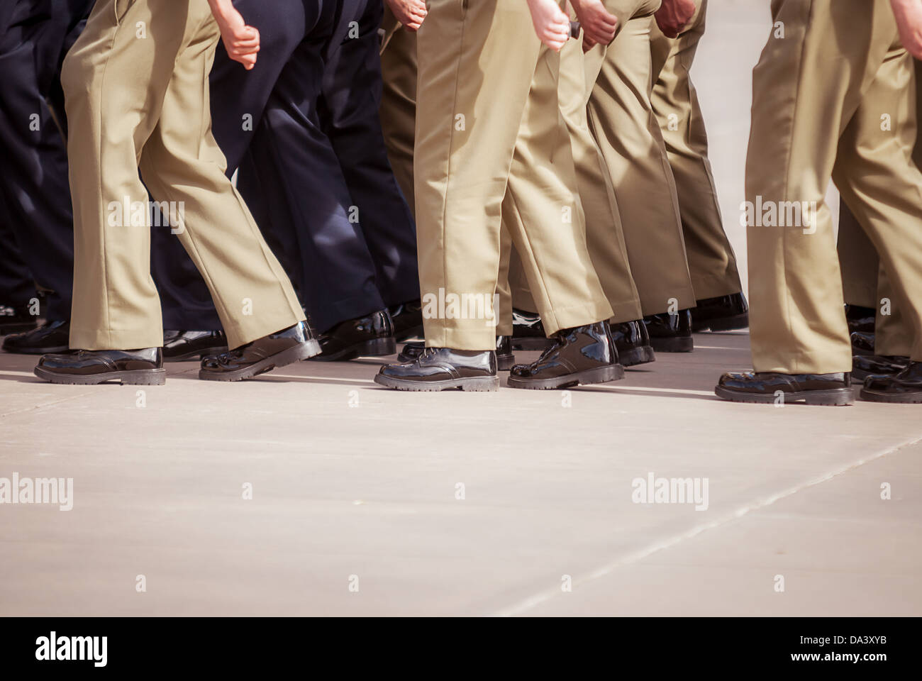 Tausende besuchen Anzac Day Märsche quer durch Australien Aufwartung zu Service-Männer, Frauen und gefallenen Kriegshelden. Stockfoto