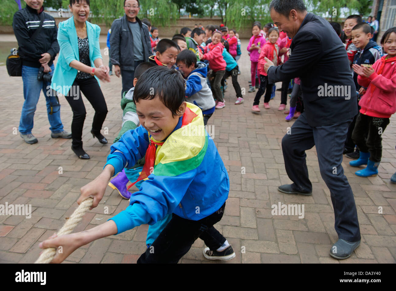 Grundschüler nehmen Sie Teil an einem Tauziehen-Wettbewerb in Haiyuan, autonomen Region Ningxia Hui in China. 21. Mai 2013 Stockfoto