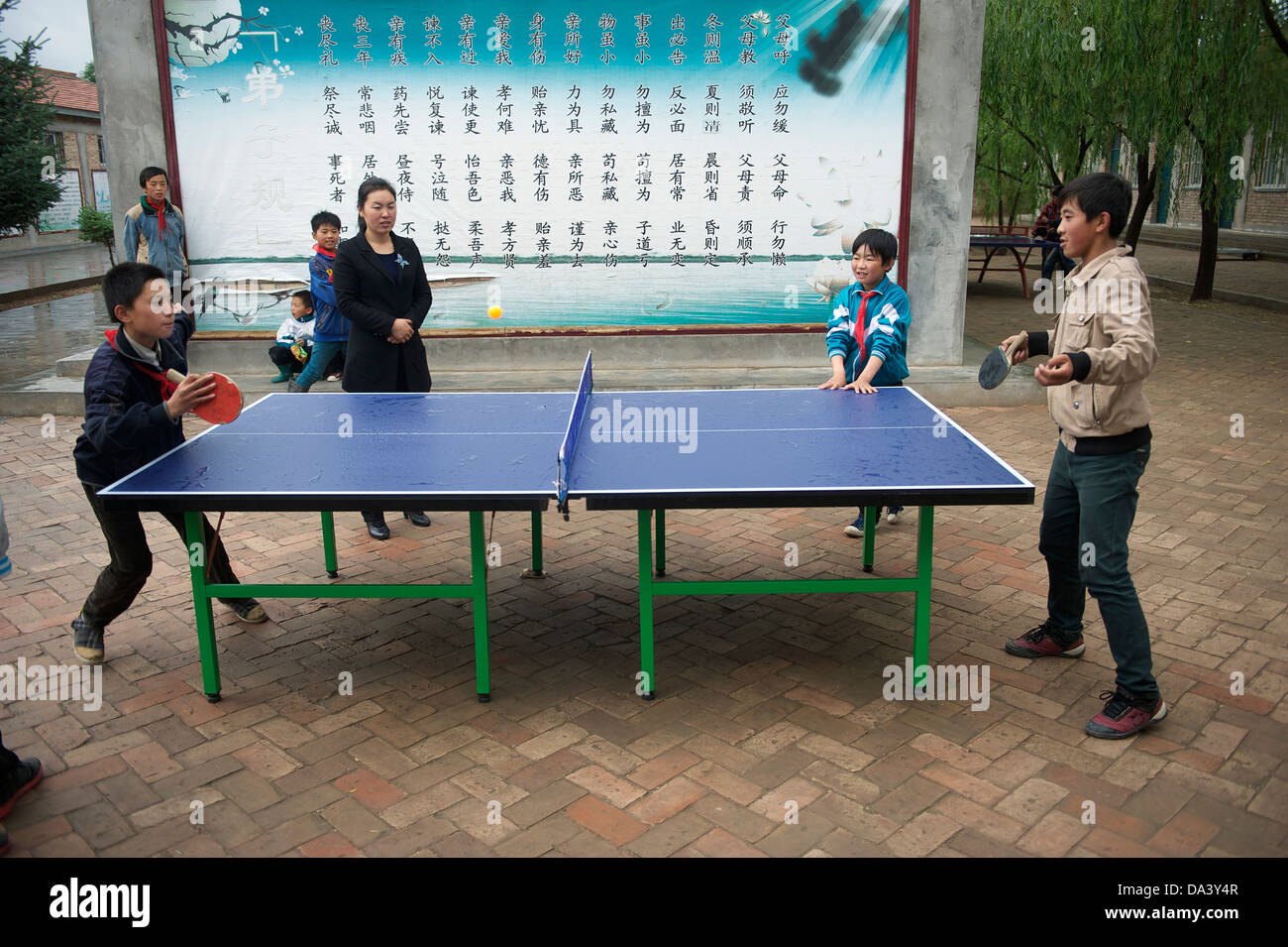 Grundschüler spielen Tischtennis in Haiyuan, autonomen Region Ningxia Hui in China. 21. Mai 2013 Stockfoto