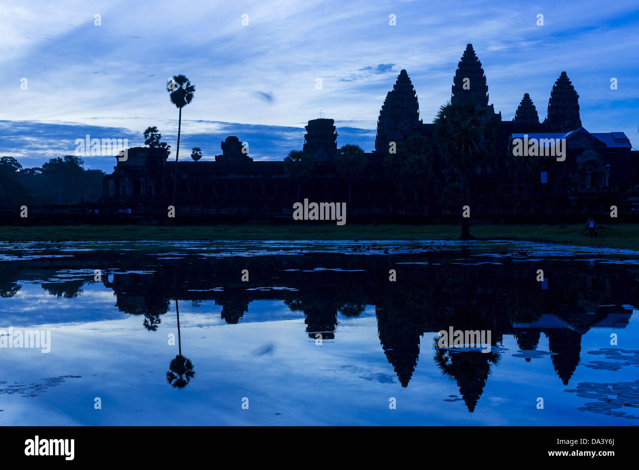 2. Juli 2013 - Siem Reap, Siem Reap, Kambodscha - ist die Westseite des Angkor Wat von der aufgehenden Sonne abhebt. Angkor Wat ist die größte Tempelanlage der Welt. Der Tempel wurde von den Khmer König Suryavarman II. im frühen 12. Jahrhundert in Yasodharapura (heutige Angkor), die Hauptstadt des Khmer-Reiches, als seine Staatstempel und eventuelle Mausoleum gebaut. Angkor Wat war Vishnu gewidmet. Es ist der am besten erhaltenen Tempel auf dem Gelände, und blieb ein religiöses Zentrum seit seiner FoundationÂ â €"erste hinduistische und buddhistische. Der Tempel steht an der Spitze des hohen Klassizismus der Khmer archit Stockfoto