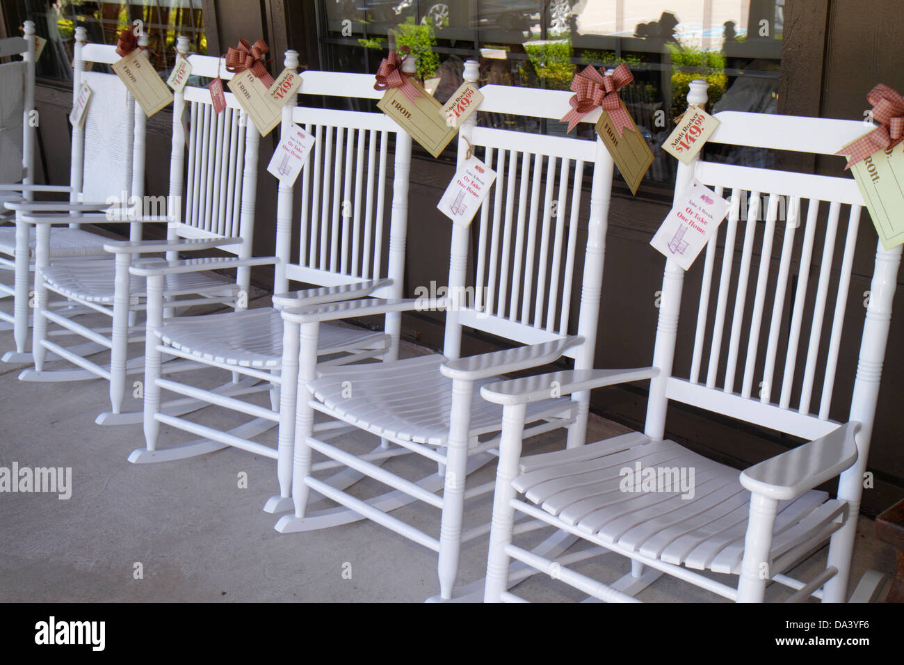 Stuart Florida, Cracker Barrel, Restaurant Restaurants Essen Essen Essen essen Café Cafés Bistro, alten Landladen, Veranda, Schaukelstühle, Schaukelstühle, zum Verkauf, Stockfoto