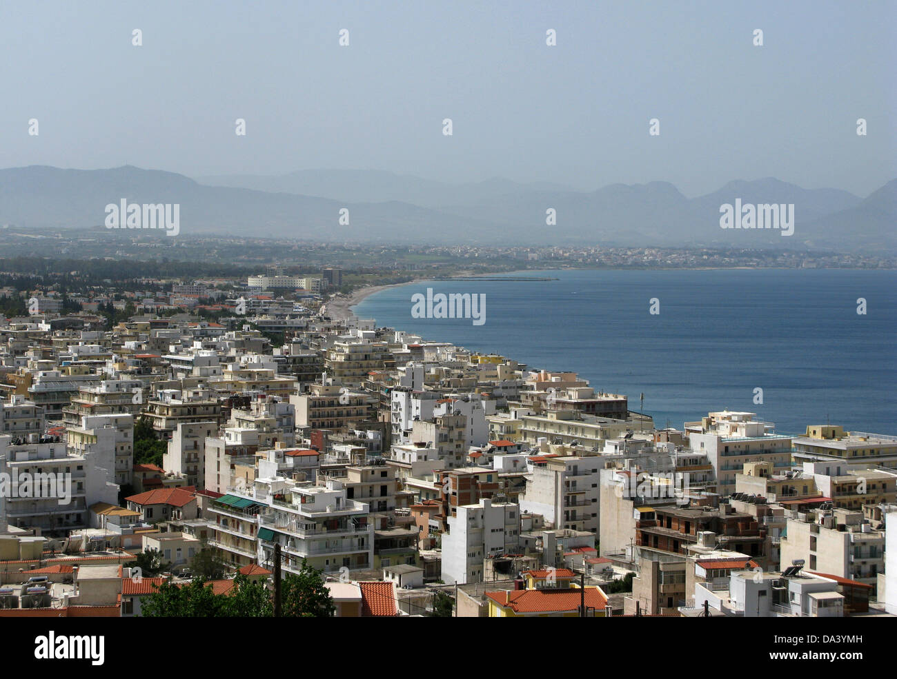 Gesamtansicht von Loutraki, Corinthia, Peloponnes, Griechenland Stockfoto