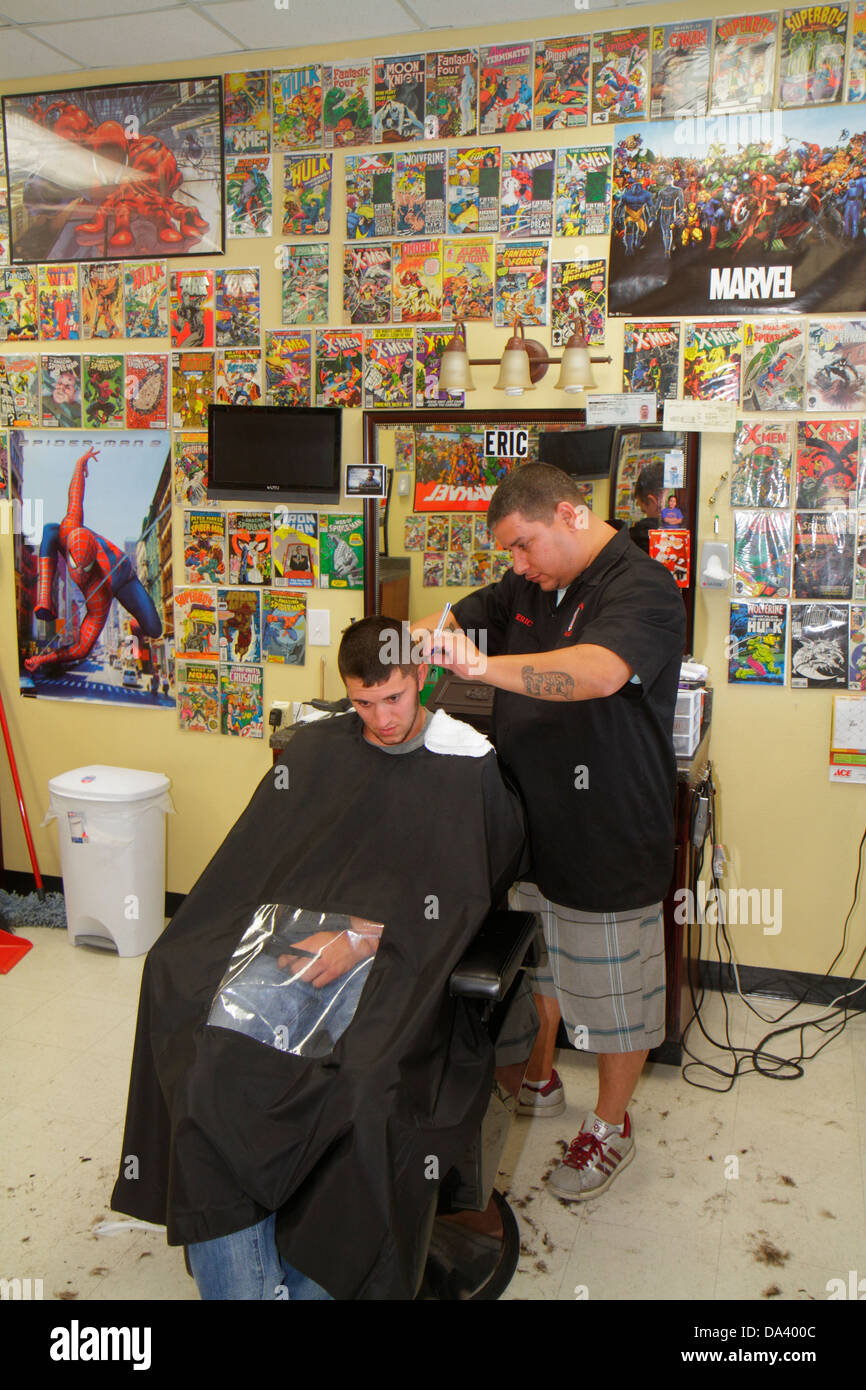Florida Lithia, Heroes Only Barber Shop, Haarschnitt, Haare schneiden, Männer Männer Erwachsene Erwachsene, Kunde, Comic-Bücher, Buchcover, Sammlerstücke, Stylistin, Männer, Chai Stockfoto