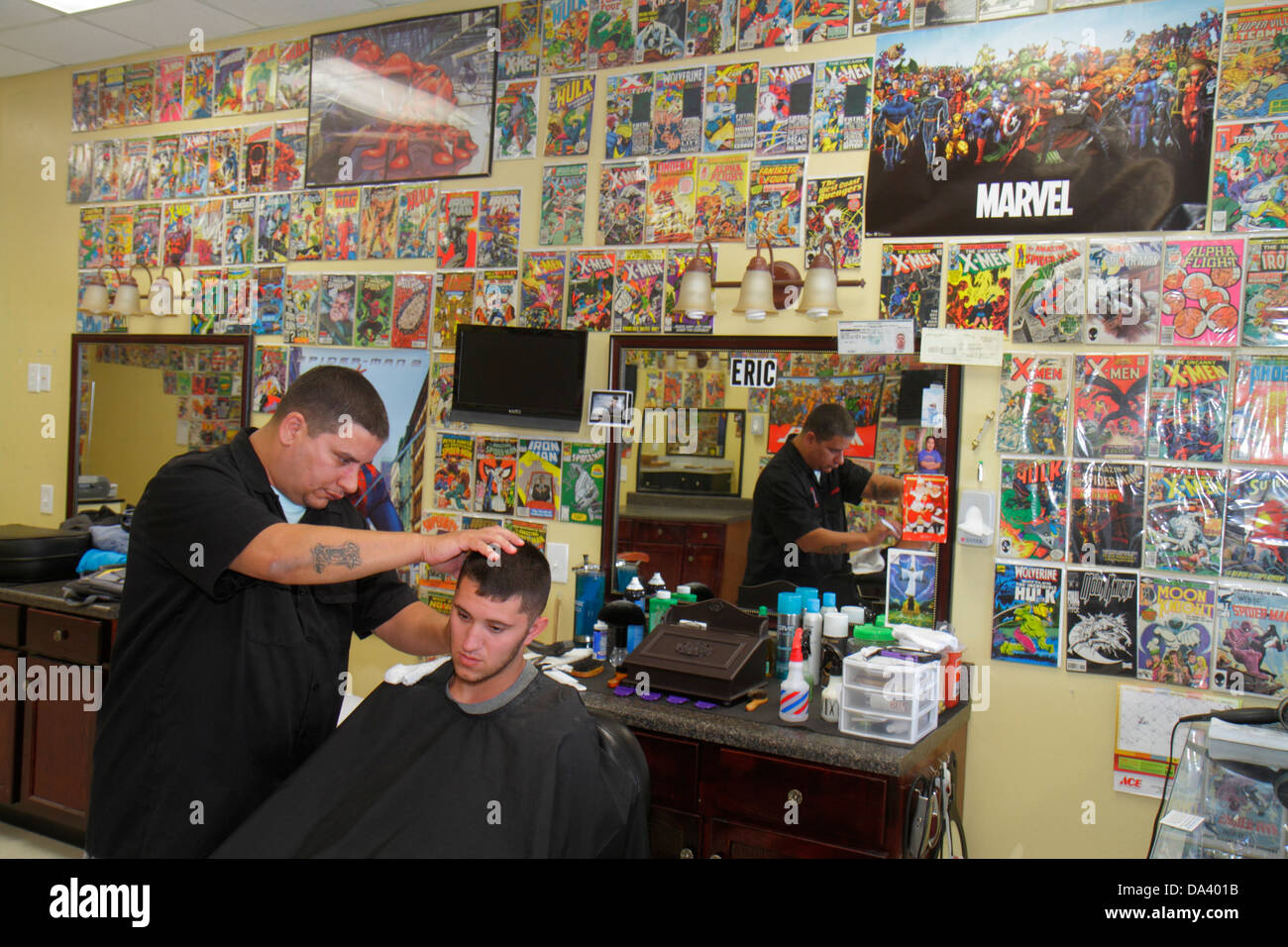 Florida Lithia, Heroes Only Barber Shop, Haarschnitt, Haare schneiden, Männer Männer Erwachsene Erwachsene, Kunde, Comic-Bücher, Buchcover, Sammlerstücke, Stylistin, Männer, Chai Stockfoto