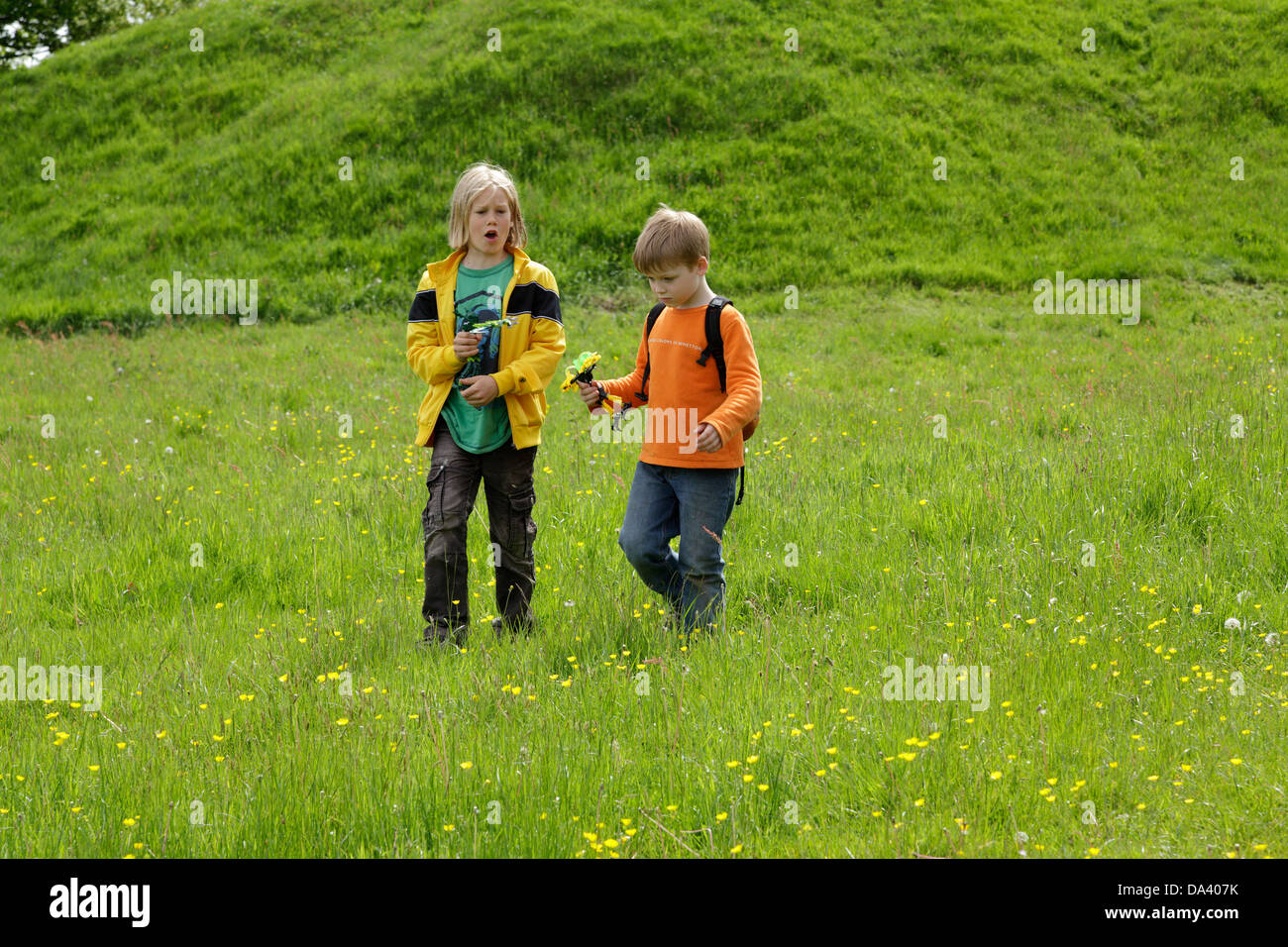 zwei Jungs zusammen in einer Wiese Stockfoto