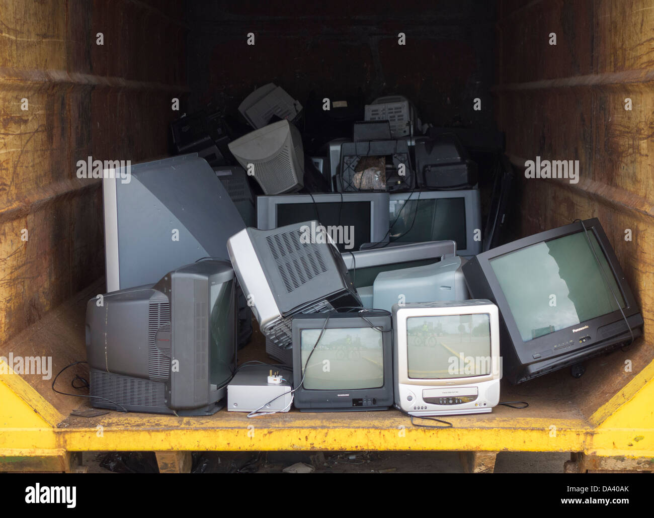 Alte Fernseher im Haushalt Abfall recycling-Zentrum am Haverton-Hügel in der Nähe von Middlesbrough, UK Stockfoto