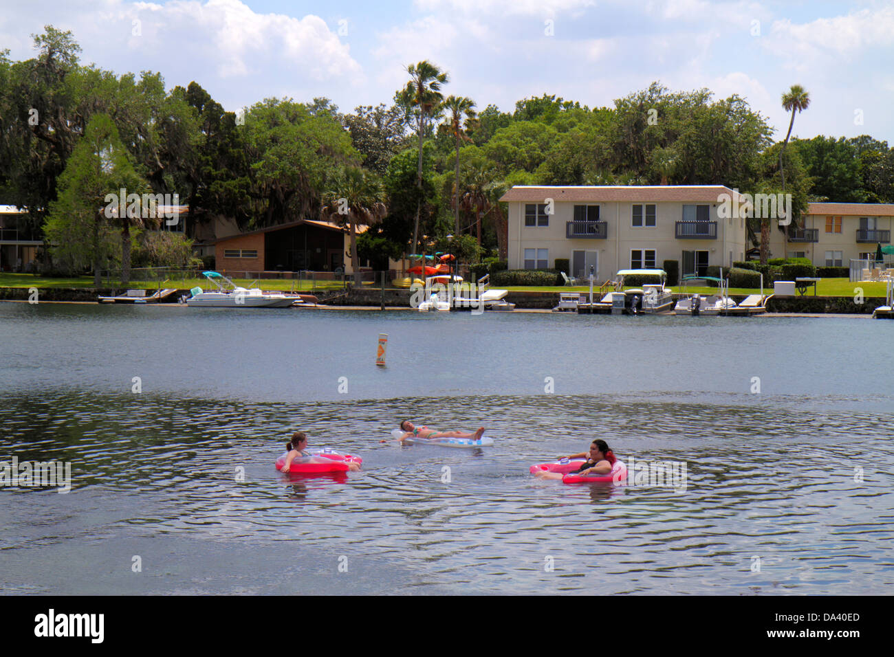 Florida Crystal River Wasser Erwachsene Erwachsene Frau Frauen weibliche Dame, Innenrohr, Schwimmen, Besucher reisen Reise Tour Tourismus Wahrzeichen Stockfoto