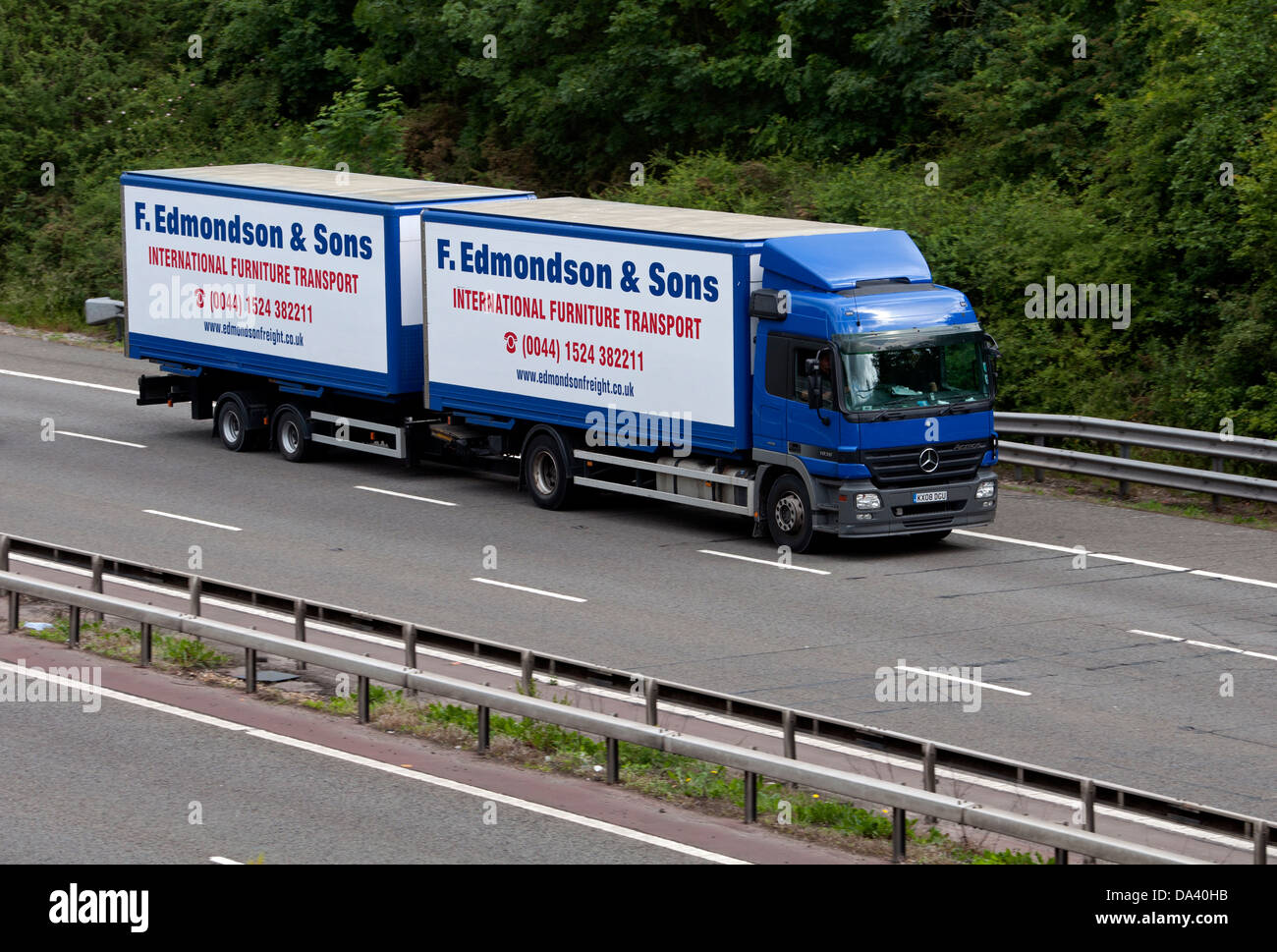 F. Edmondson internationale Möbel Transport LKW auf Autobahn M40, UK Stockfoto