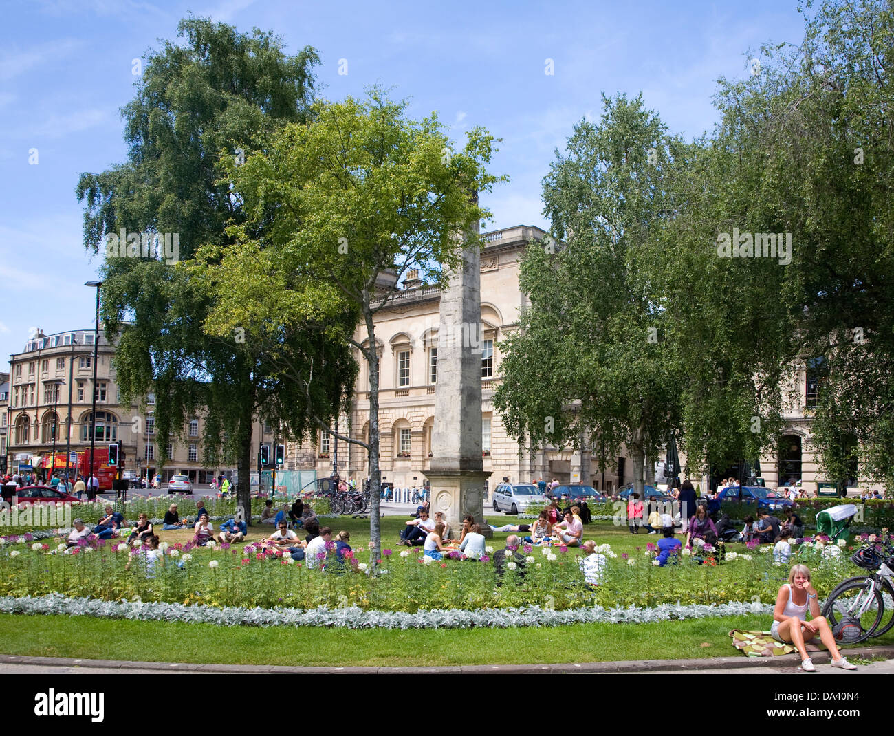 Menschen, die zum Sonnenbaden an der Orange Grove Bad Somerset in England Stockfoto