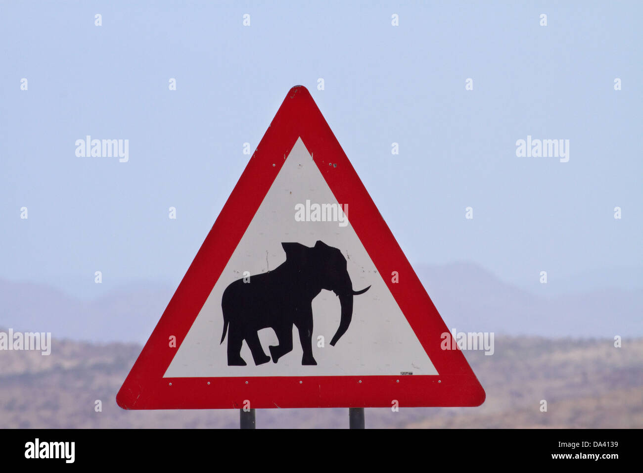 Wüste-Elefant-Warnschild, C35 Straße in der Nähe von Benutzeroberflächen, Erongo Region, Namibia, Afrika Stockfoto
