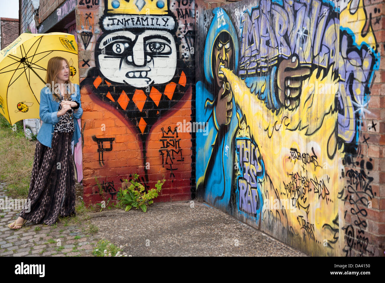 Graffiti in hintere Gasse und jungen blonden weiblichen Modell Stockfoto