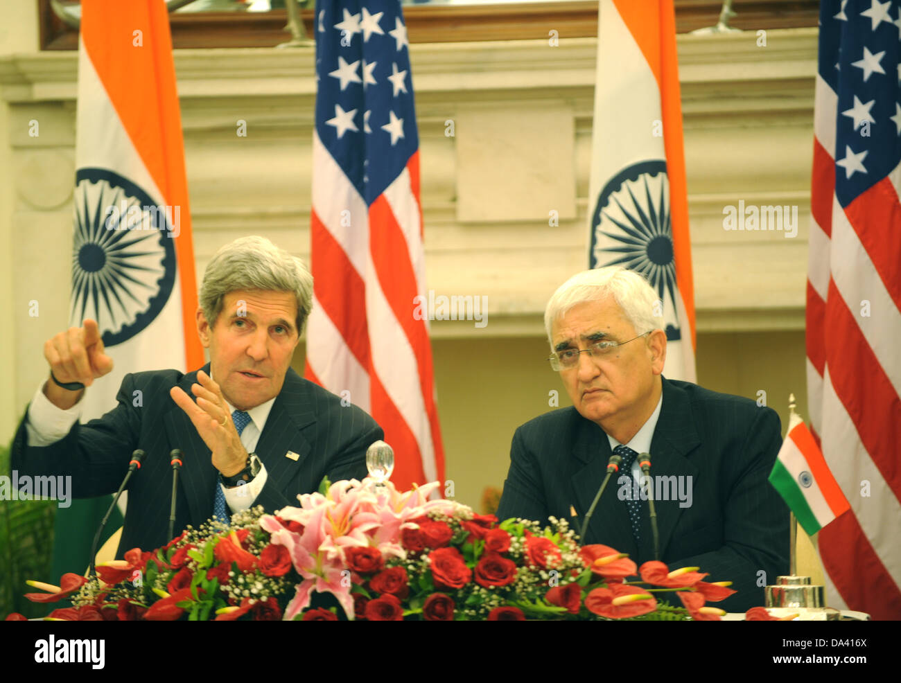 Secretary Kerry spricht mit indischen External Affairs Minister Khurshid während einer Pressekonferenz Stockfoto