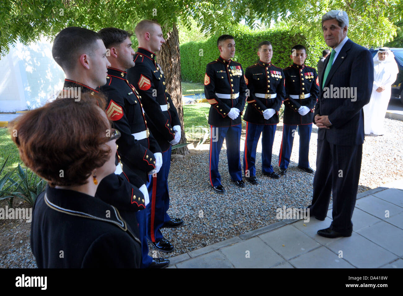 Secretary Kerry Dank Generalkonsul Casper und Marine Security Guards Stockfoto