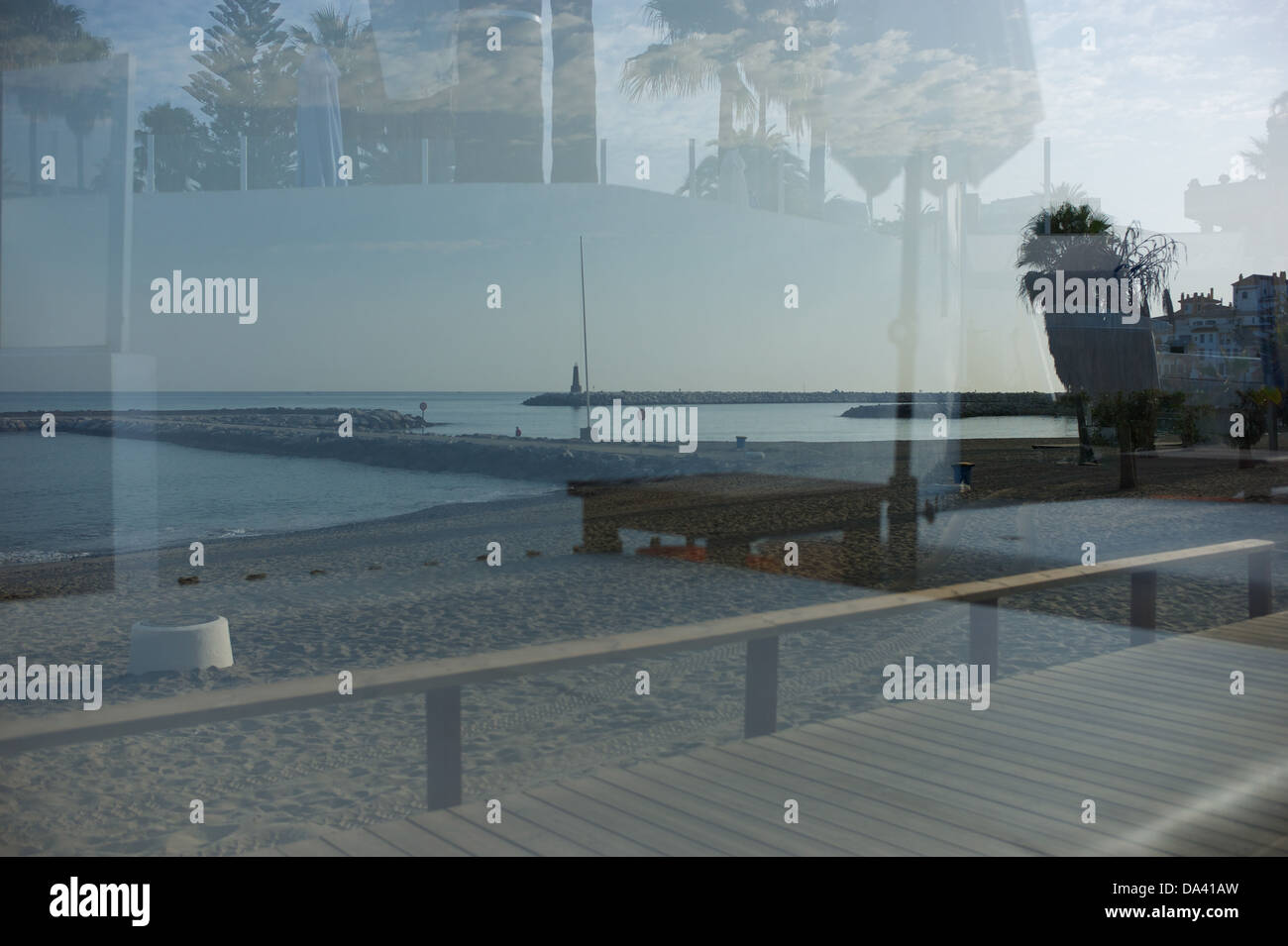 Fenster, Reflexion, Ozean, Meer, club, früh, niemand, Strand, Tourismus, Spanien Stockfoto