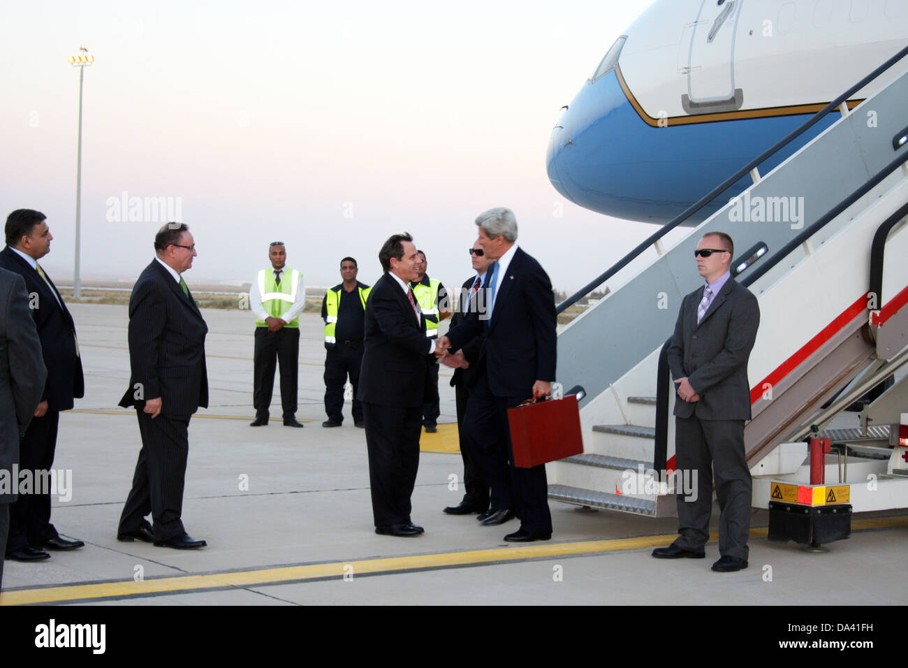Secretary Kerry wird begrüßt von Botschafter Jones bei seiner Ankunft in Amman, Jordanien Stockfoto