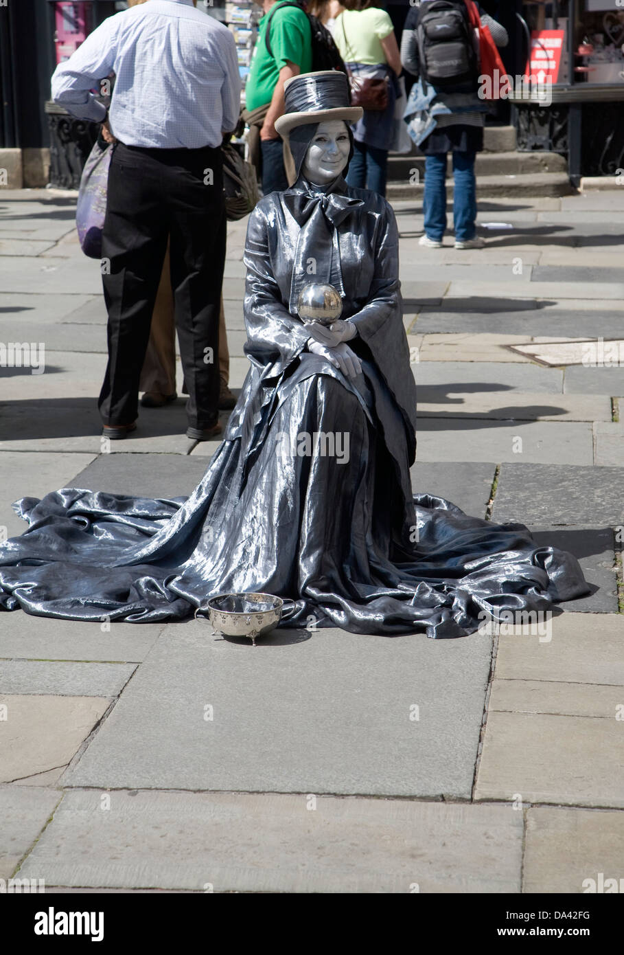 Weibchen leben Skulptur Performer in Abtei Kirchhof, Bath, Somerset, England Stockfoto