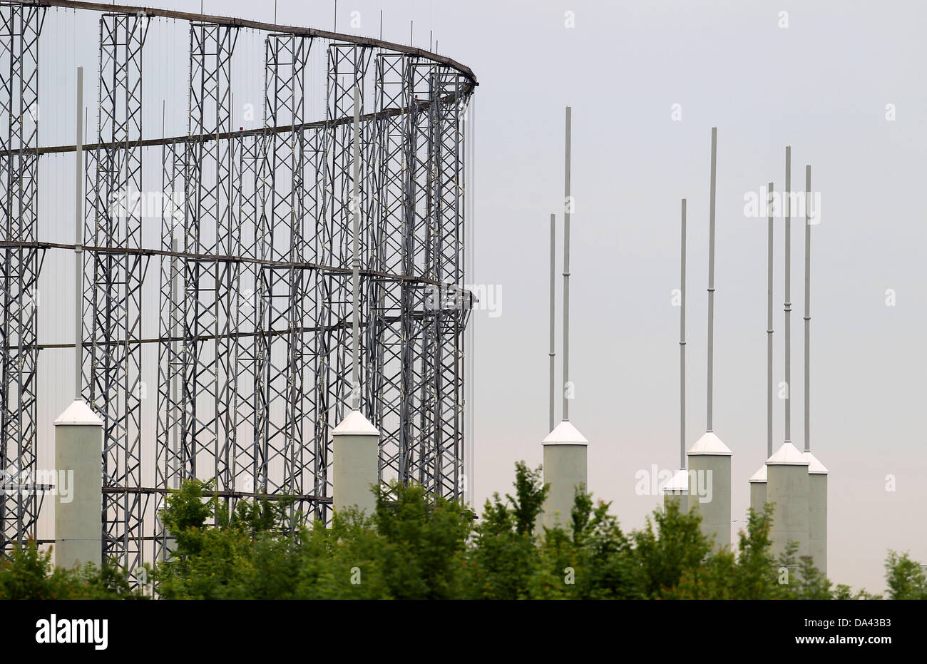 Die kreisrunden Antennenanlage Kommunikationsstation der Bundeswehr (Bundeswehr) ist in der Nähe von Gablingen, Deutschland, 3. Juli 2013 abgebildet. Die Anlage diente der US-Streitkräfte für Telekommunikation und elektronische Aufklärung, bis es im Jahr 1998 an die Bundeswehr übergeben wurde. Foto: KARL-JOSEF HILDENBRAND Stockfoto