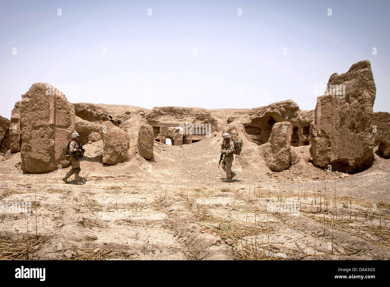 US-Marines patrouillieren durch die Ruinen einer 200 Jahre alten Burg während der Operation Northern Lion 24. Juni 2013 in Mohammadabad, Provinz Helmand, Afghanistan. Stockfoto
