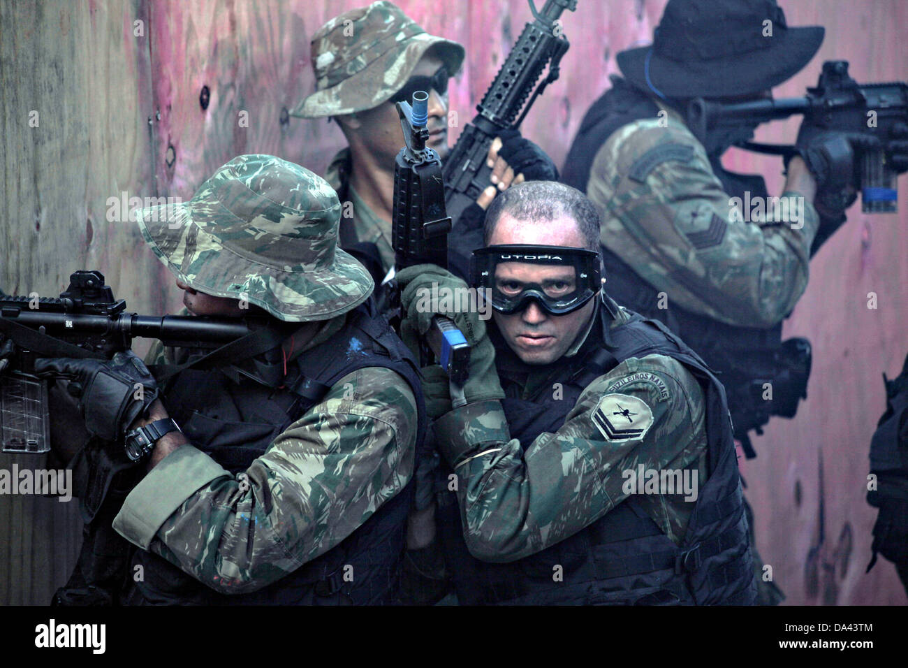 Kommandos mit dem brasilianischen Marine Corps Special Operations Bataillon klar, dass ein Haus mit Taktiken ausgetauscht werden von der US Navy SEALs während einer gemeinsamen kombinierte Börse Ausbildung gelernt Übung 11. Mai 2010 in Brasilien. Stockfoto
