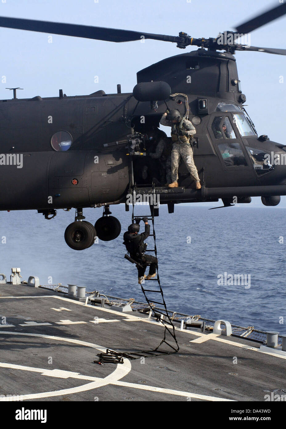 US Air Force Special Operations Kräfte schnell-Seil aus eine MH-47 Chinook-Hubschrauber auf die geführte Flugkörper-Zerstörer USS Higgins während Übungen 21. September 2009 im Adriatischen Meer. Stockfoto