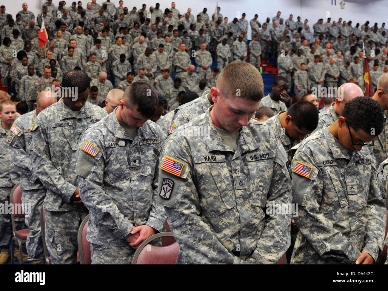US-Armeesoldaten beugen den Kopf zum Gebet Wrangler tagsüber in Fort Hood 28. Juni 2013 in El Paso, Texas. Stockfoto