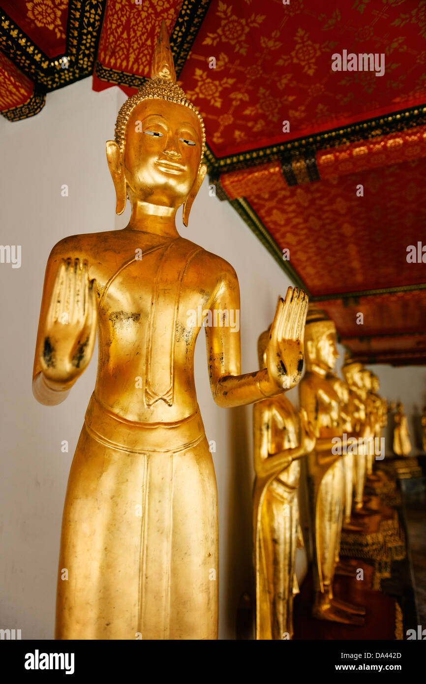 Buddhastatuen im Wat Pho in Bangkok, Thailand. Stockfoto
