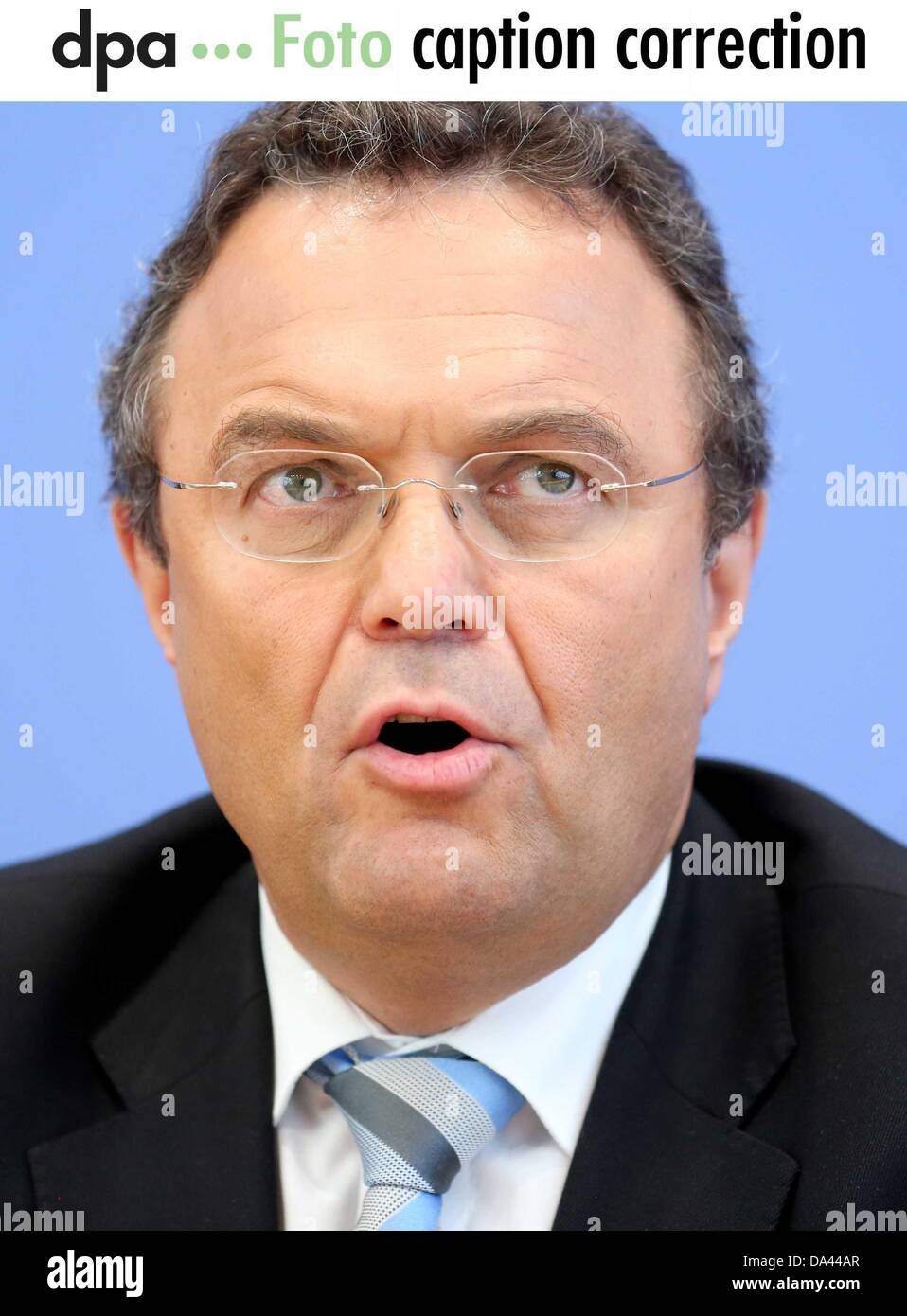 Sehr geehrte Kunden, entschuldigen bitte Sie einen Fehler in der Beschriftung. Nur deutsche Minister des inneren Hans-Peter Friedrich (CSU) abgebildet ist. Derzeit erhalten Sie eine korrigierte Version. Entschuldigung für die Unannehmlichkeiten.     Freundliche Grüße dpa Stockfoto