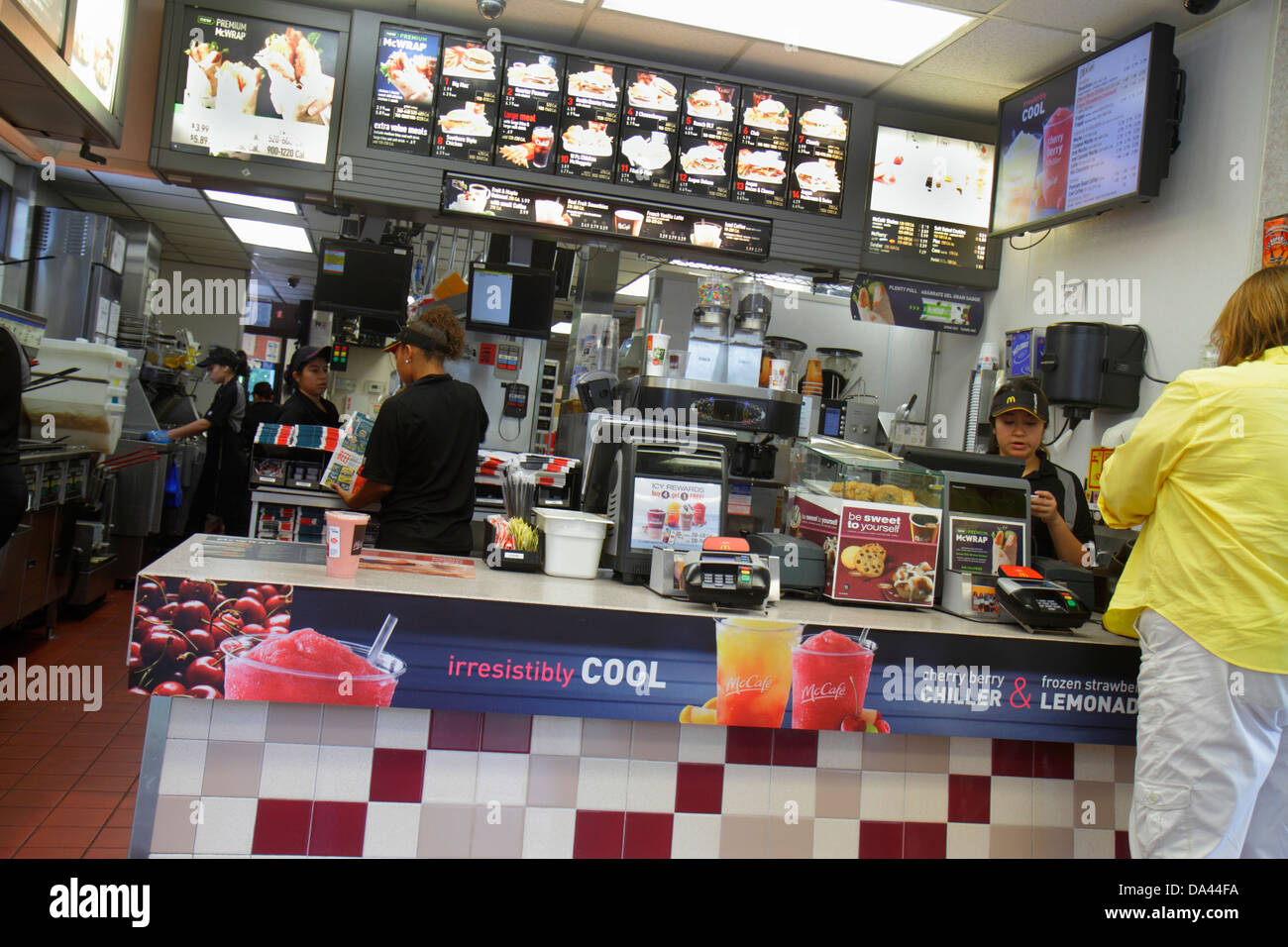 Vero Beach Florida, McDonald's, Burger, Hamburger, Franchise, Fast Food, Restaurant Restaurants Essen Essen gehen Cafe Cafés Bistro, Theke, Mitarbeiter, Menü Stockfoto