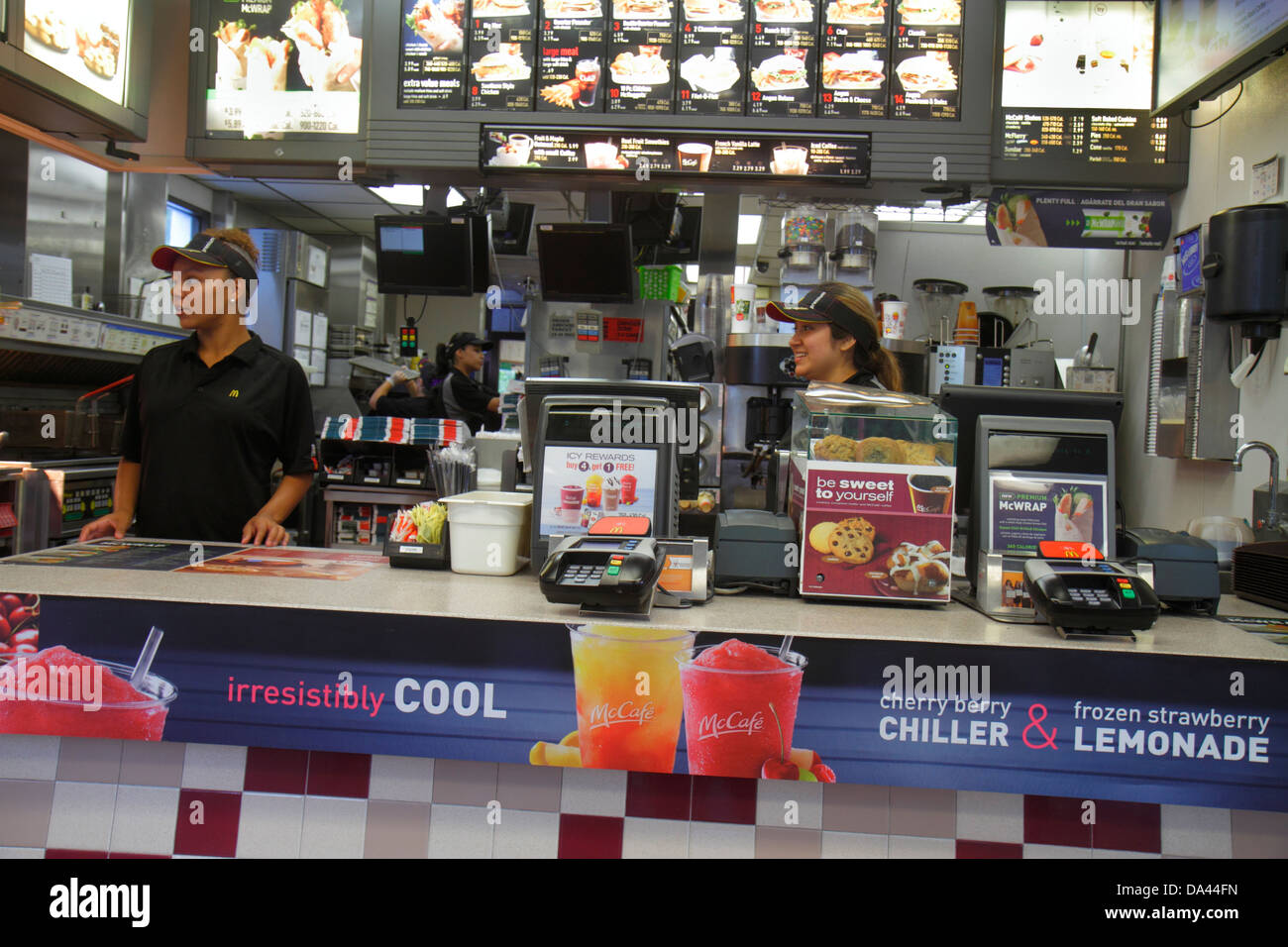 Vero Beach Florida, McDonald's, Burger, Hamburger, Franchise, Fast Food, Restaurant Restaurants Essen Essen gehen Cafe Cafés Bistro, Theke, Mitarbeiter, Menü Stockfoto