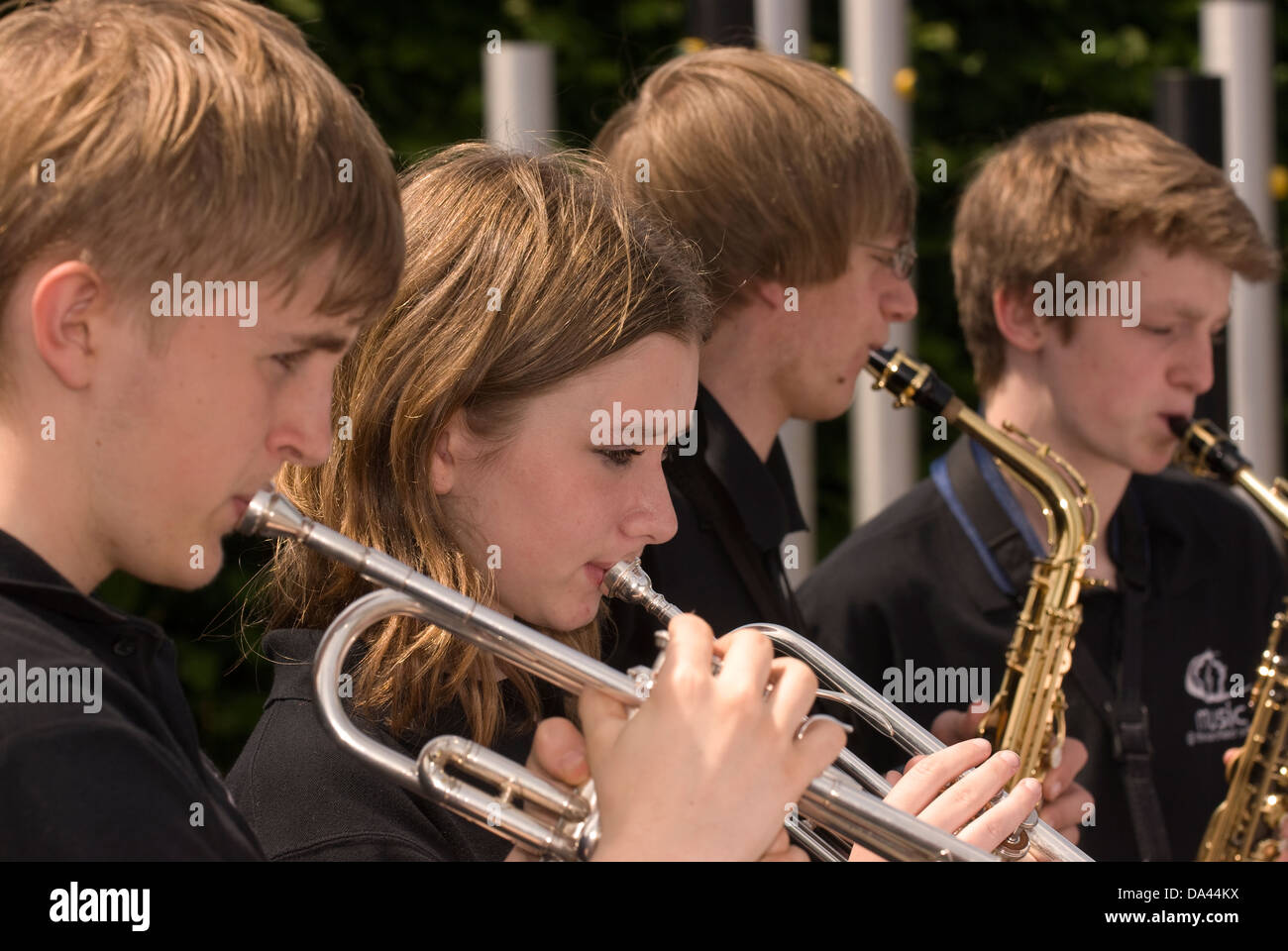 Lokale School Band spielen im Sommer Fete, Blatt, in der Nähe von Petersfield, Hampshire, UK. Stockfoto