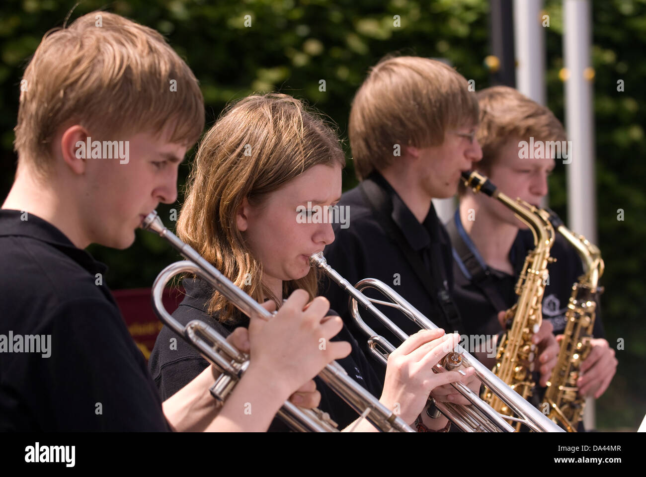 Schule-Band spielt im Sommer fest, Blatt, in der Nähe von Petersfield, Hampshire, UK. Stockfoto
