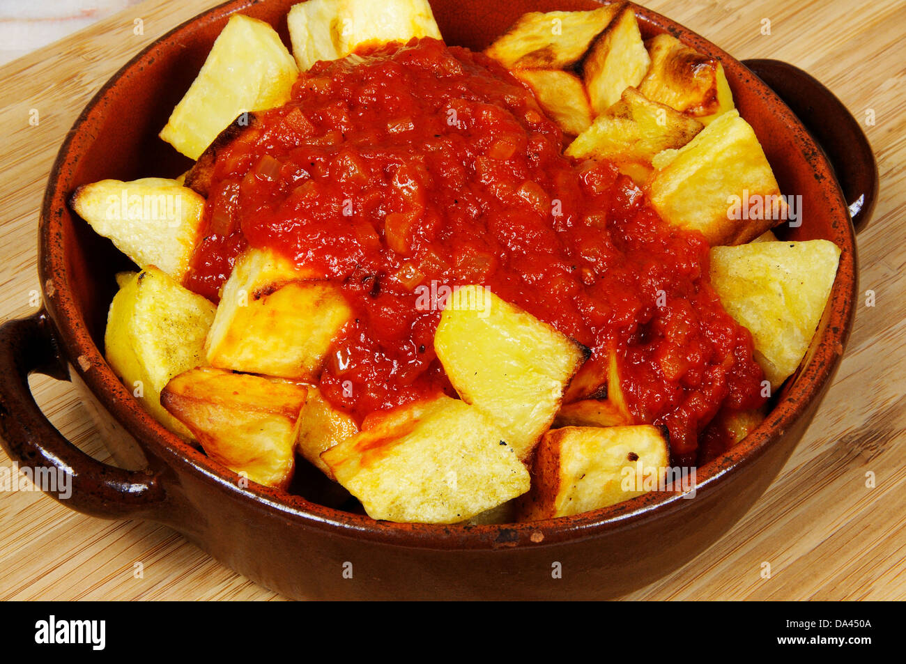 Spanische Tapas Patatas Bravas (Impfpass Kartoffeln in würziger Tomatensauce), Provinz Malaga, Andalusien, Spanien, Westeuropa. Stockfoto