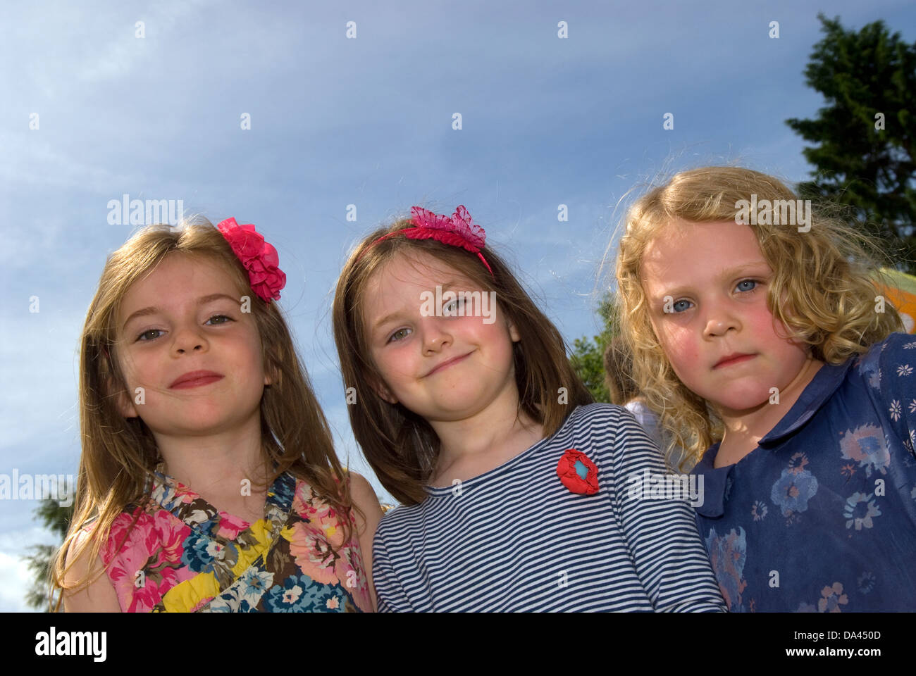 Drei junge Mädchen im Alter von 4 und 5 Jahren an einer Sommer Fete, Blatt, Hampshire, UK. Stockfoto