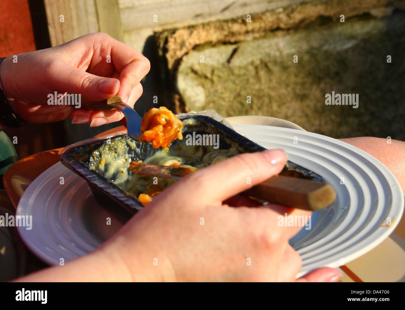 Frau Essen Fertiggerichte aus Kunststoff-Behälter Stockfoto