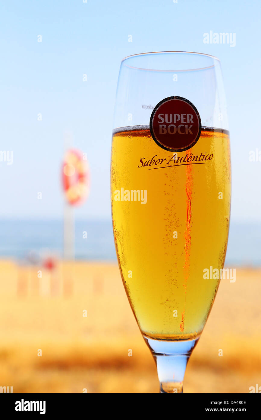 Bier auf die Buche von Alvor, Algarve, Portugal Stockfoto