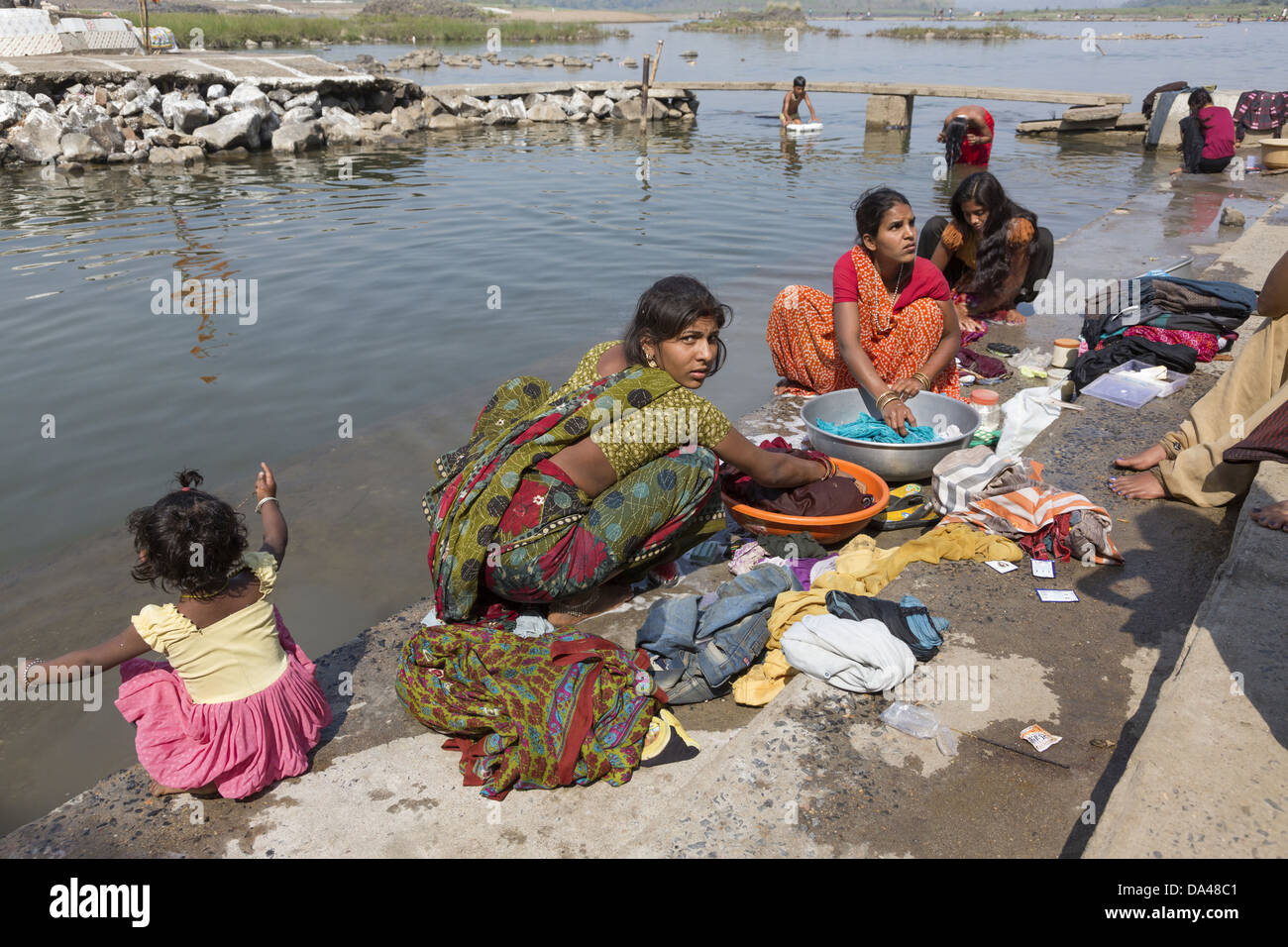 Frauen, die Wäsche im Fluss, in der Nähe von Jabalpur, Madhya Pradesh, Indien, März Stockfoto