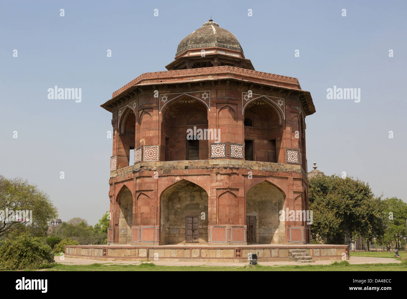 Achteckige Turm aus rotem Sandstein, Sher Mandal, Purana Qila, Delhi, Indien, März Stockfoto