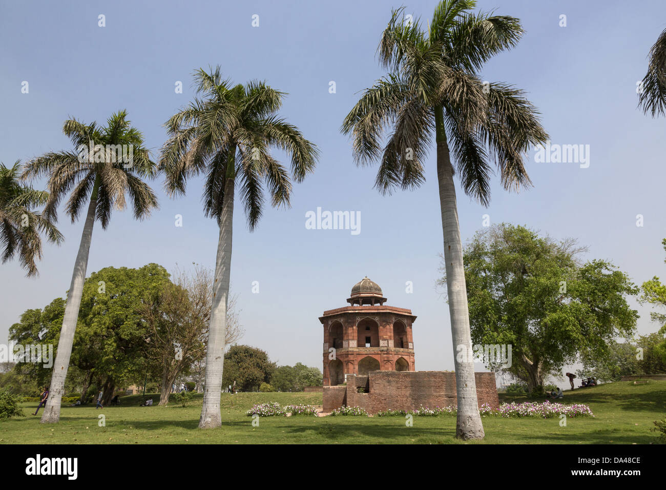 Blick auf Palmen und achteckige Turm aus rotem Sandstein, Sher Mandal, Purana Qila, Delhi, Indien, März Stockfoto