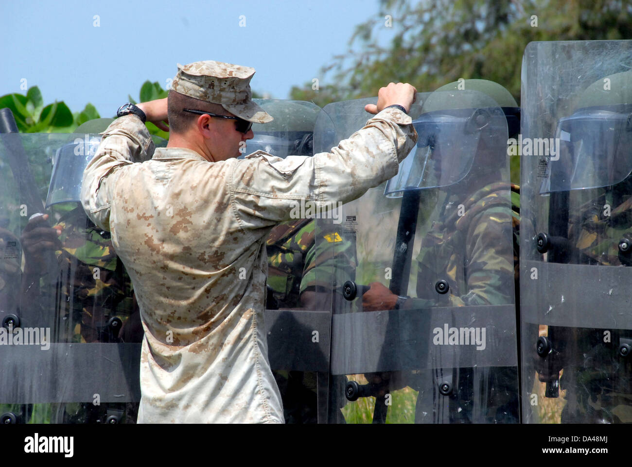 Ein US-Marine Militärpolizist Riot Schild zu Ghana bewaffnete Kräfte während nicht-tödliche Verwendung veranschaulicht Ausbildung 20. Juni 2013 in Accra, Ghana. Stockfoto