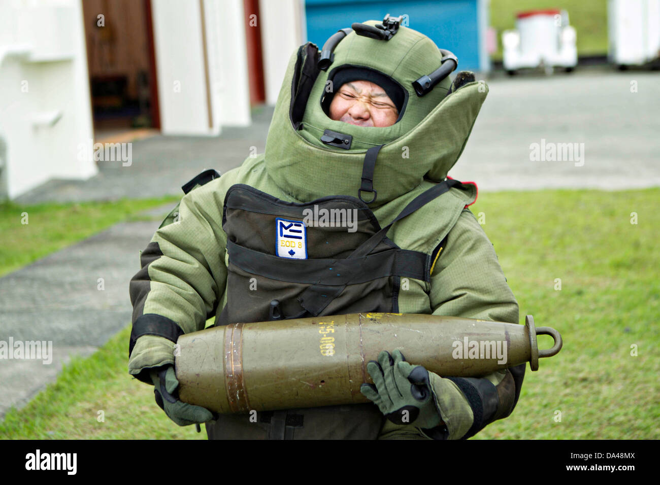 Japan-Ground Self-Defense Force Soldaten Sgt. Major Arata Hamaguchi beteiligt sich an simulierten explosive Ordnance Entsorgung training 19. Juni 2013 beim kombiniert Arme Training Center Camp Fuji, Japan. Stockfoto