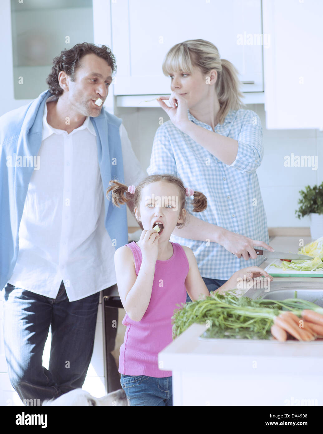Familie macht einen gesunden Salat in der Küche Stockfoto