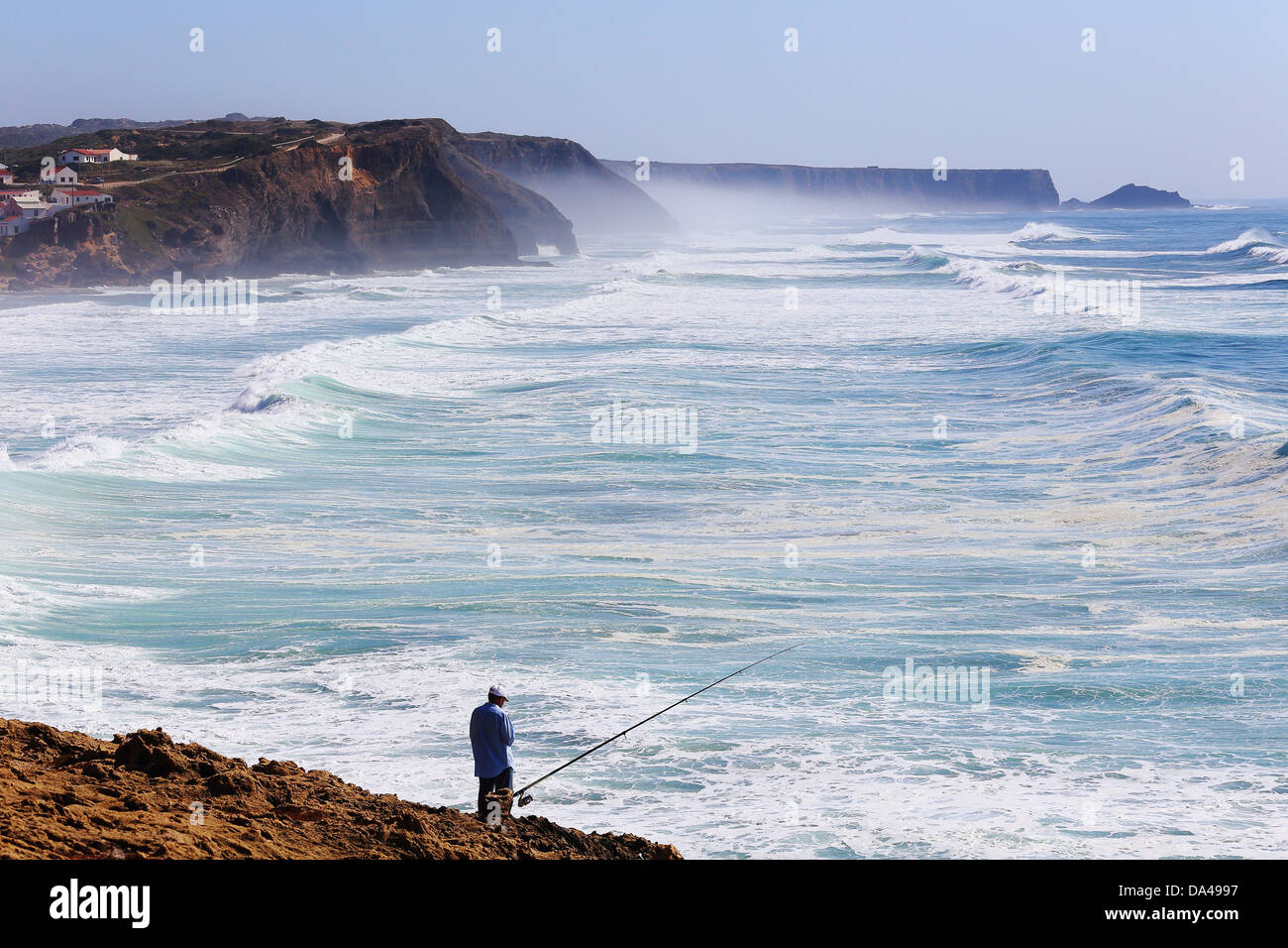 Mann Angeln in der Nähe von Monte Clerigo Vicentina Park, Portugal Stockfoto